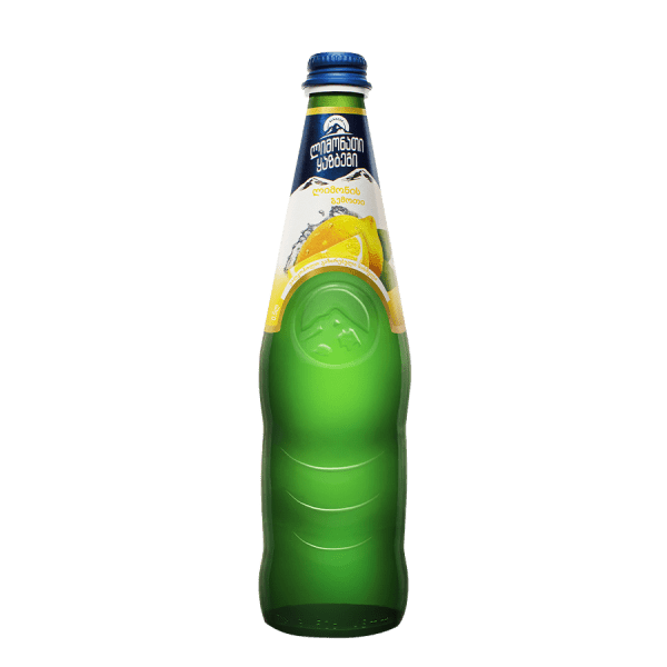 Gruzínská limonáda s citronovou příchutí v zelené láhvi, tradiční osvěžující nápoj z Gruzie