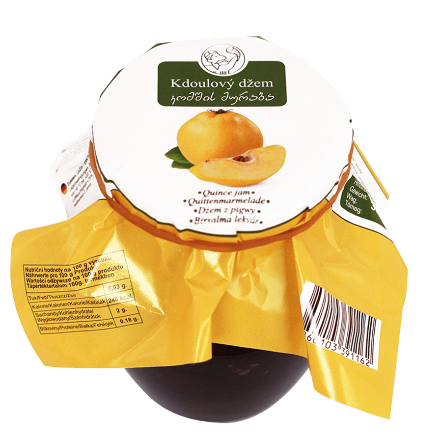 Zavařenina ze Kdoule - 370g. Zavařenina z kdoule je tradiční pochoutka, která vyniká svou jemnou a aromatickou chutí. Pečlivě vybrané plody kdoule jsou konzervovány v sladkém nálevu, který zvýrazňuje jejich přirozenou chuť a dodává jim jemnou sladkost. Ideální jako doplněk k sýrům, pečivu nebo do dezertů. Tato zavařenina přináší do vašeho jídelníčku dotek tradice a kvality, která potěší vaše chuťové pohárky. Užijte si jedinečnou kombinaci křupavých kousků kdoule a sladkého nálevu. Gruzínský kdoulový džem z Gruzie v tradičním skleněném obalu s žlutým víčkem a nálepkou