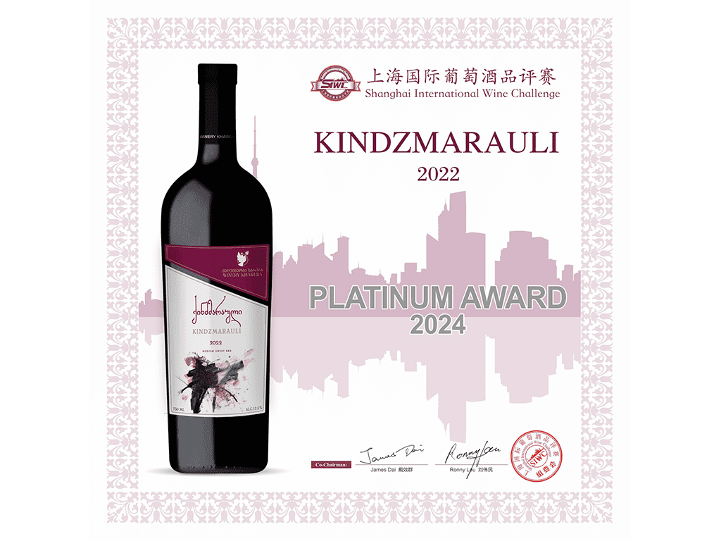 Khareba Kindzmarauli Georgian red semi-sweet wine - 2022 - 0,75l Khareba Kindzmarauli Georgian Wine attracts with its rich ruby color, rich aroma with notes of ripe cherry and velvety taste with a harmonious balance of sweetness and fruity tones. This wine pairs perfectly with cheeses, desserts and fruits, emphasizing Georgian hospitality and winemaking traditions. khareba kindzmarauli platinum