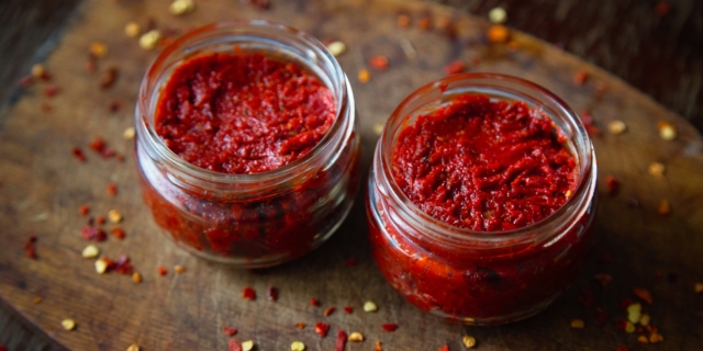Megrelská Adžika červená - gruzínský recept Adžika je tradiční gruzínská omáčka, která má mnoho variant. Megrelská verze je známá svou jemnější chutí a pálivostí než jiné druhy adžiky. Tady je recept na gruzínskou megrelskou adžiku: gruzínská megrelská adžika červená