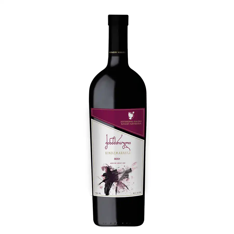 Khareba Kindzmarauli Georgian red semi-sweet wine - 2022 - 0,75l Khareba Kindzmarauli Georgian Wine attracts with its rich ruby color, rich aroma with notes of ripe cherry and velvety taste with a harmonious balance of sweetness and fruity tones. This wine pairs perfectly with cheeses, desserts and fruits, emphasizing Georgian hospitality and winemaking traditions. Khareba Kindzmarauli je polosladké červené víno z Gruzie s výrazným buketem a sametovou chutí. Vyrábí se z odrůdy Saperavi v regionu Kakheti a nejlépe se hodí k sýrům, zelenině a mořským plodům.