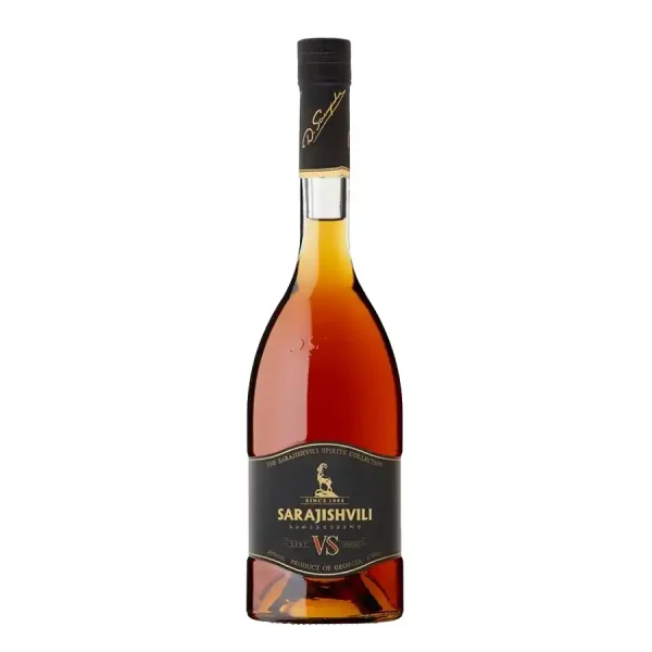 Gruzínský alkohol Sarajishvili VS Black z Gruzie v elegantní lahvi s tmavou etiketou a zlatým písmem